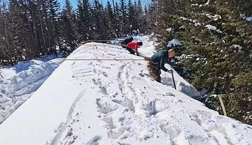 景區(qū)運(yùn)營(yíng)三部開展備戰(zhàn)“五一”突擊清雪工作